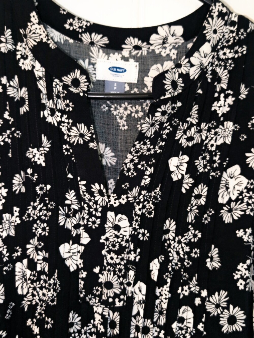 Old Navy Black and White Floral V-Neck Dress - Picture 4 of 8